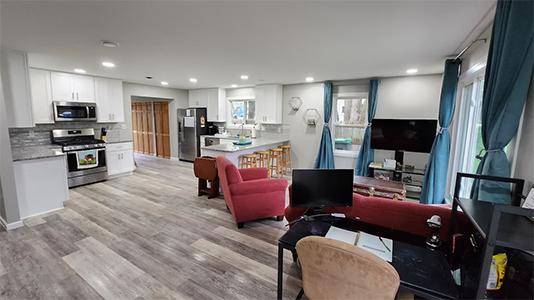 Nautical Haven Living Room: Marine hues and nautical decor bring coastal charm indoors