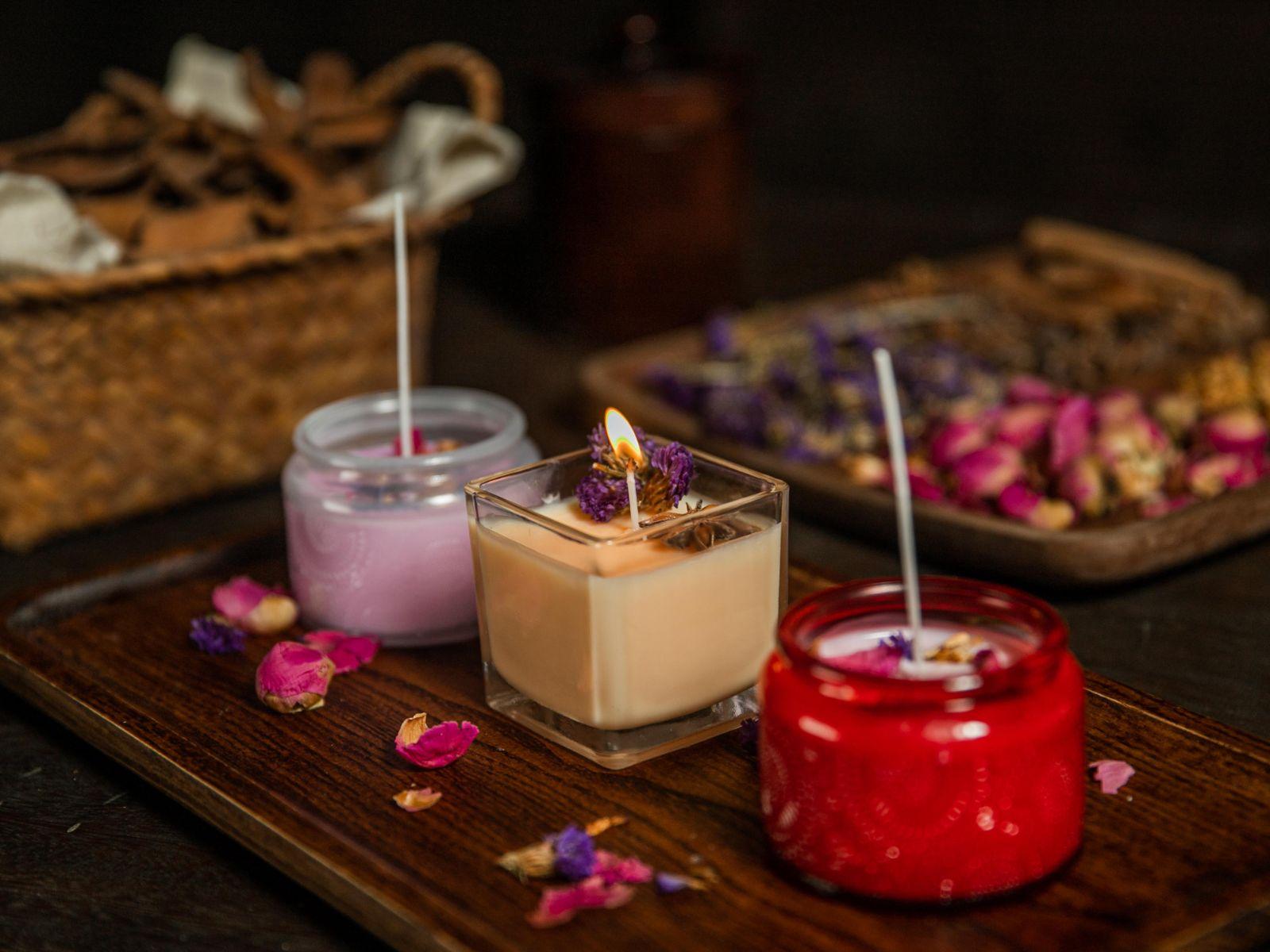 Aromatic candles to enhance the ‌sensory experience of ⁣the retreat