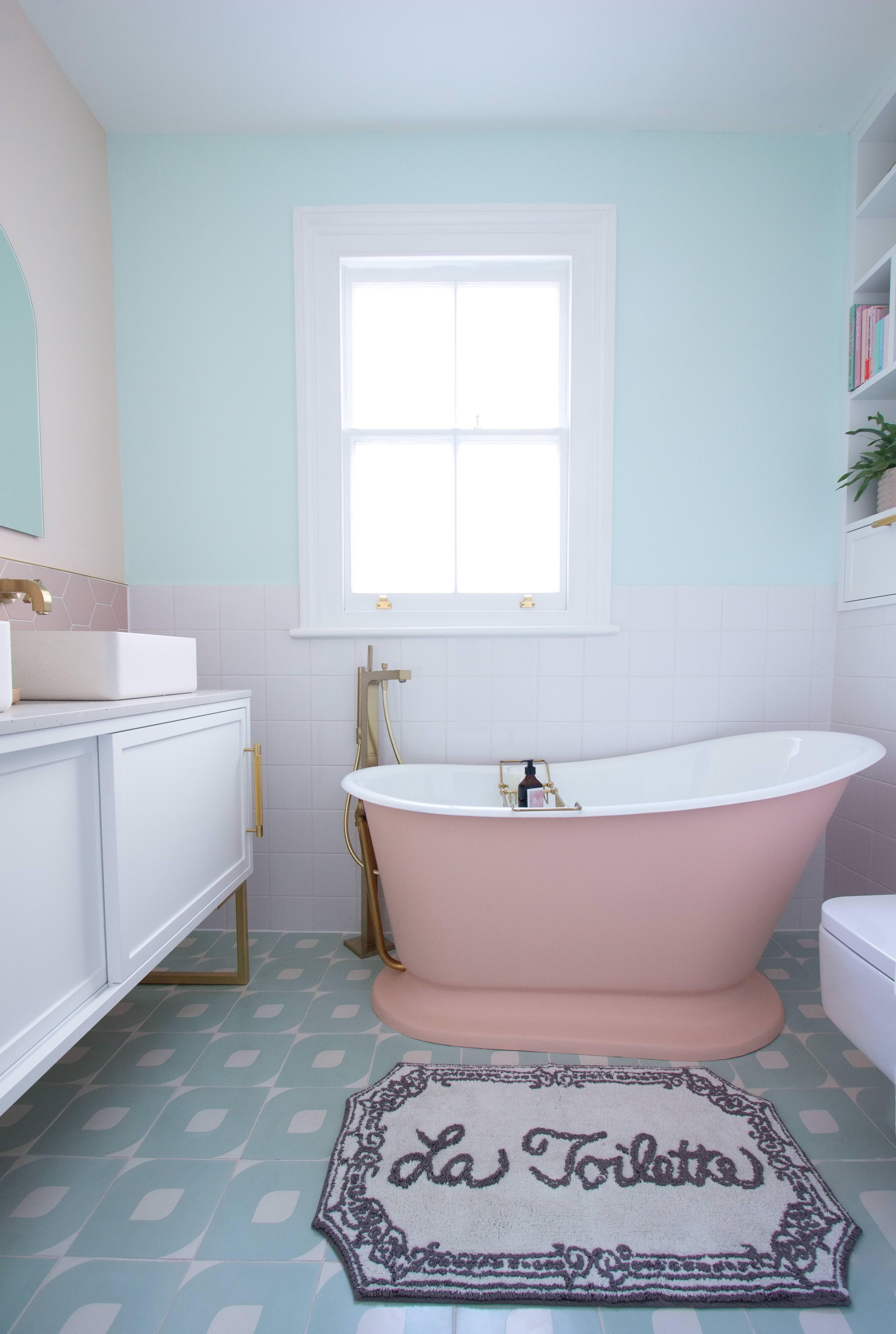 Choose a pastel bathtub as a focal point in the bathroom