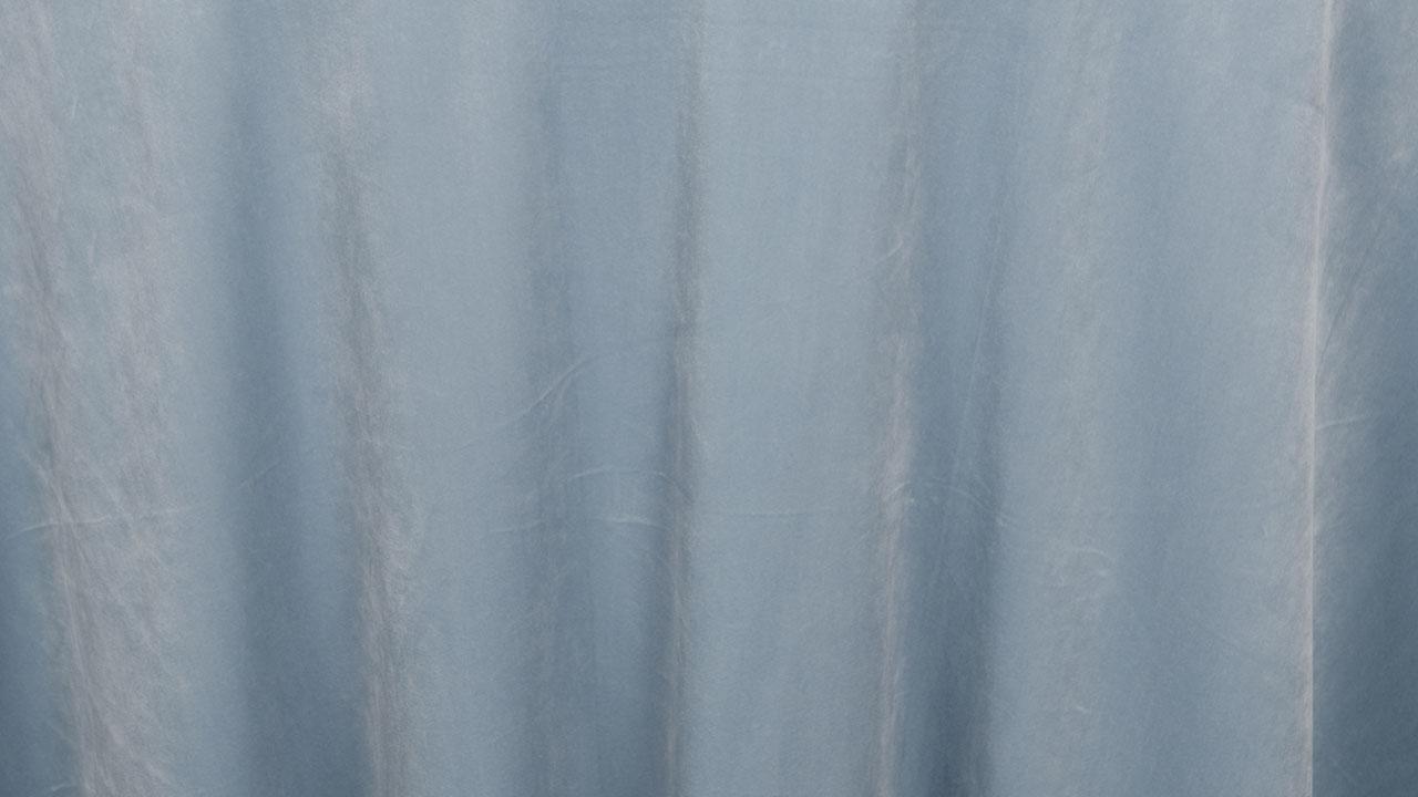 Mix textures: velvet⁣ and linen in various blue hues