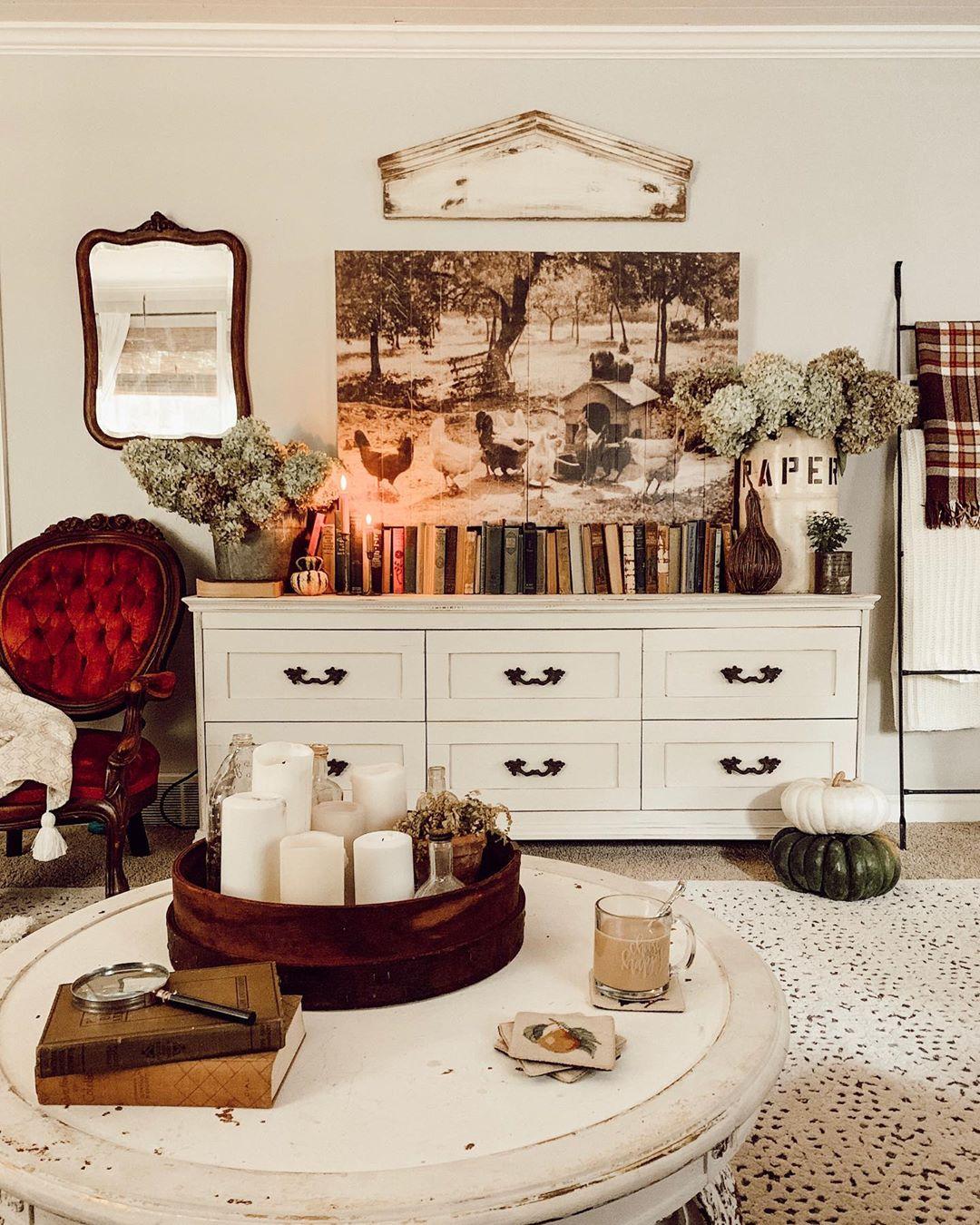 Timeless trinkets and collectibles make your vintage living room uniquely yours