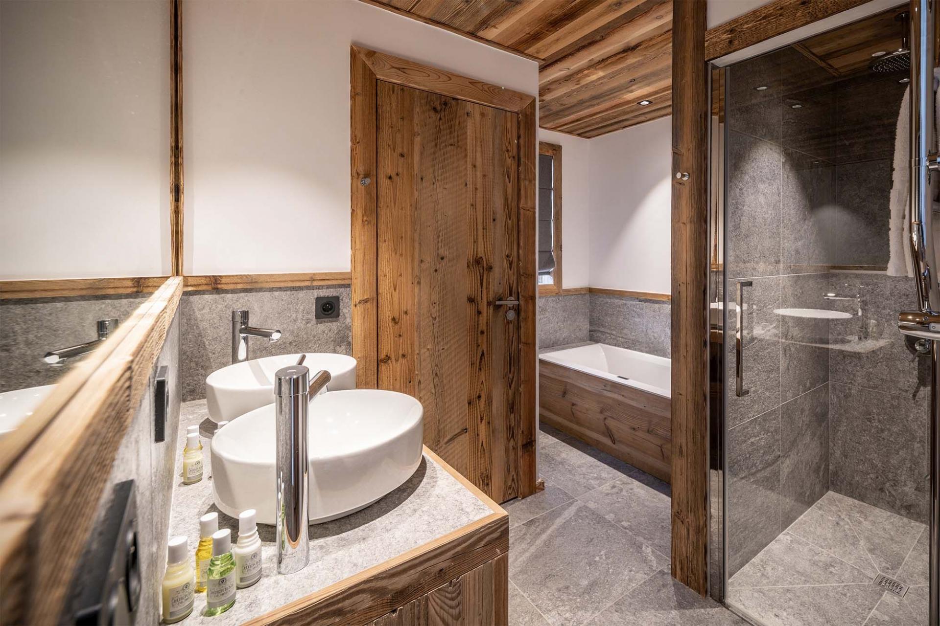 Natural light creates⁤ an inviting chalet bathroom experience