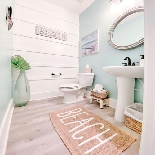 Seashell accents​ bring a coastal vibe to your boho‍ bathroom