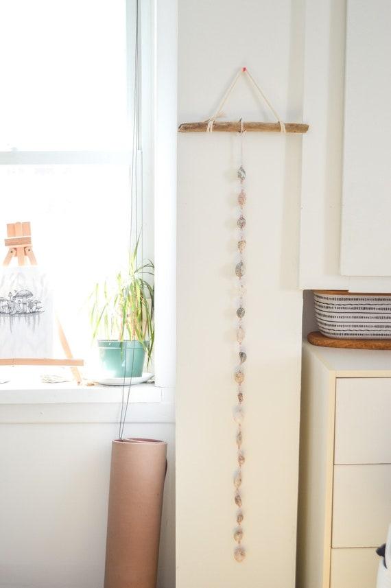 Hang driftwood-inspired⁣ decor to ‍bring organic charm to ⁣your Earthy Living Room