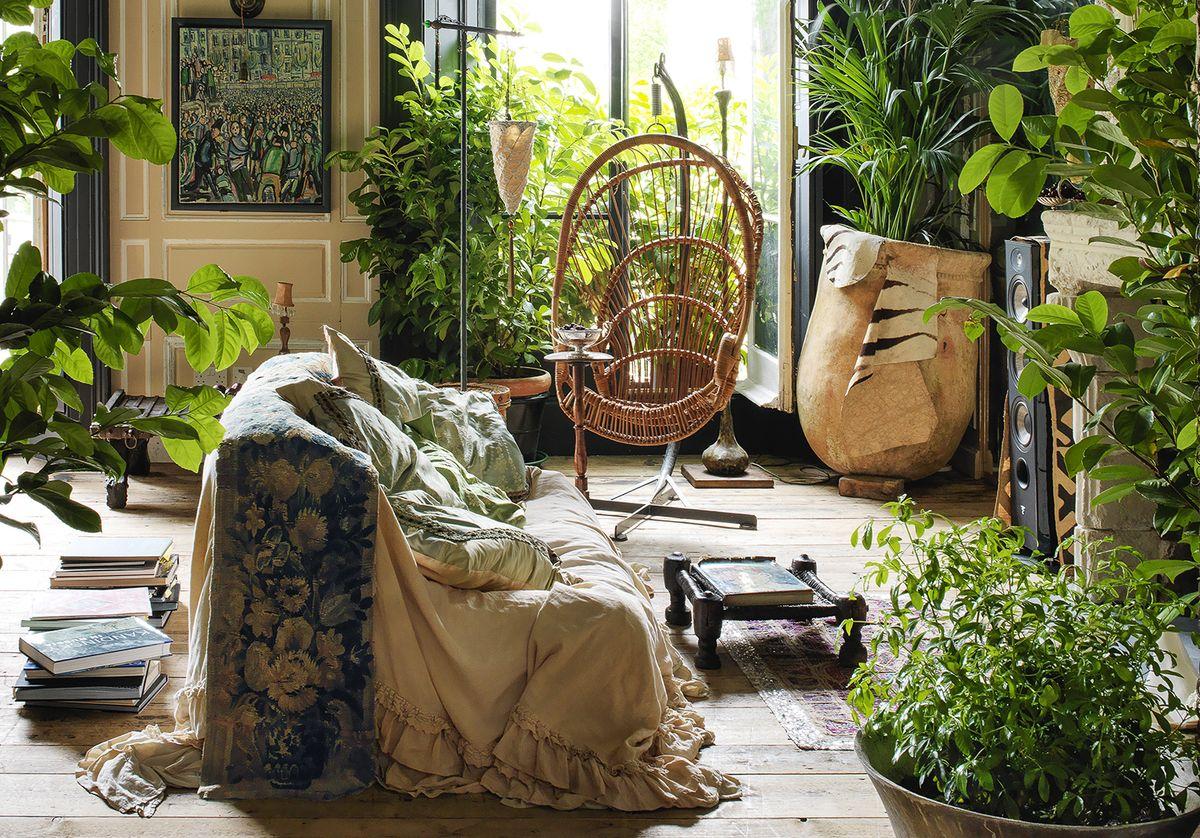 Use a variety of plants for greenery and life‌ in your ‍Boho ‌Living​ Room