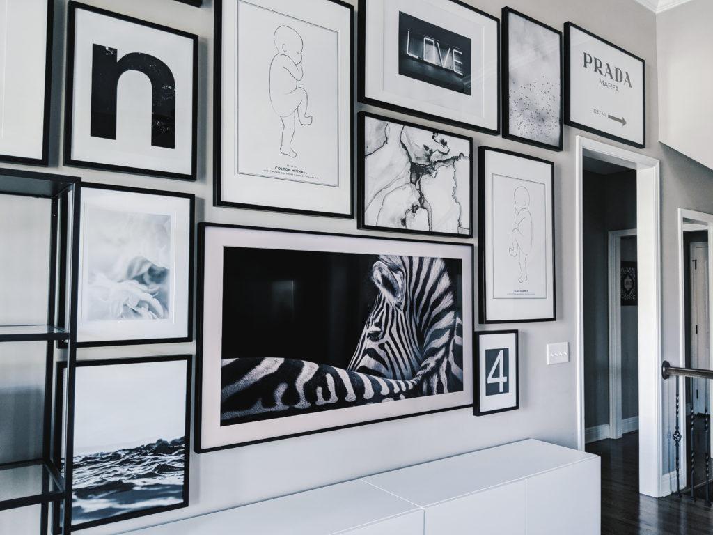 Design ‍a gallery wall to showcase personal style in your contemporary living room