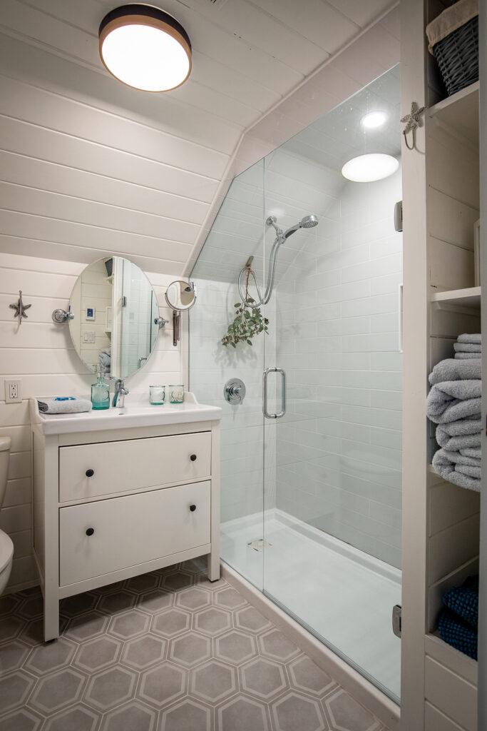 Heated flooring ensures comfort ⁤during chilly​ chalet bathroom visits