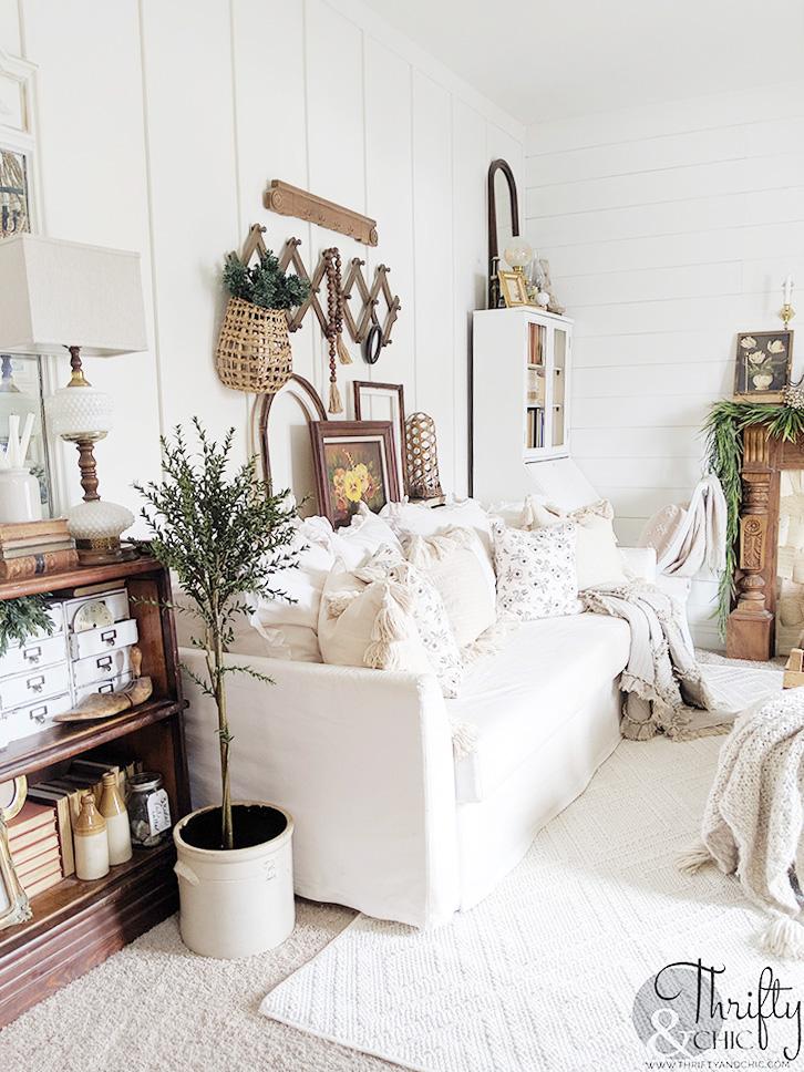 Decorative features like vases and trinkets personalize your vintage living room