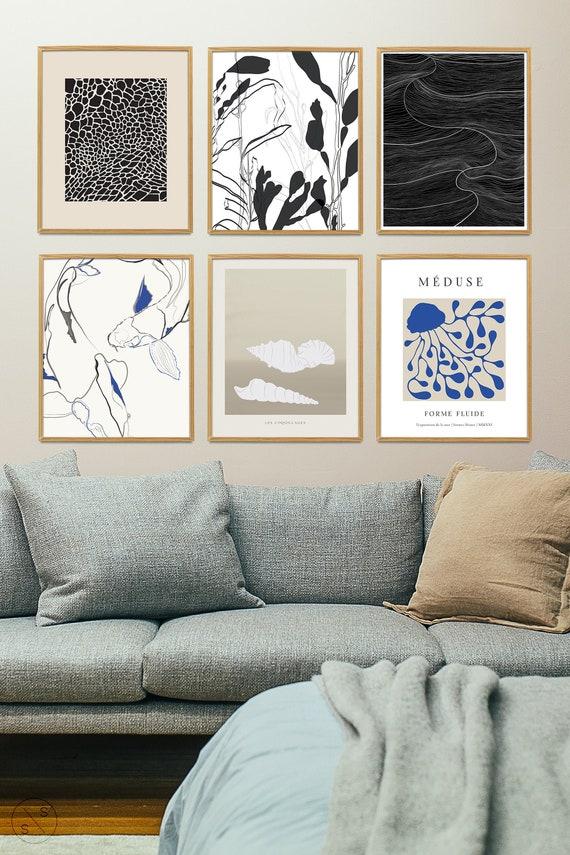 Create a⁤ gallery wall featuring blue-themed photographs and art