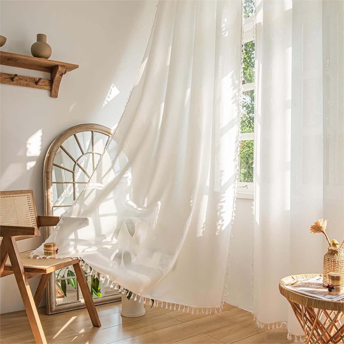 Use‍ drapes made of light fabrics to​ create ‍airy vibes in your Boho Living Room