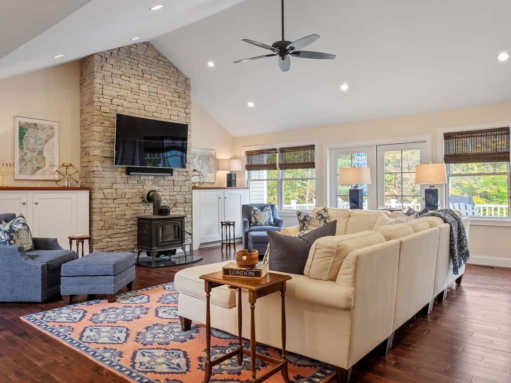 Consider ‌a stone accent‌ wall⁤ for a bold Earthy Living Room statement