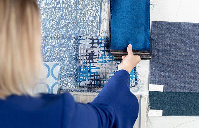Use‍ blue textiles ⁤to create‍ depth and warmth in the space