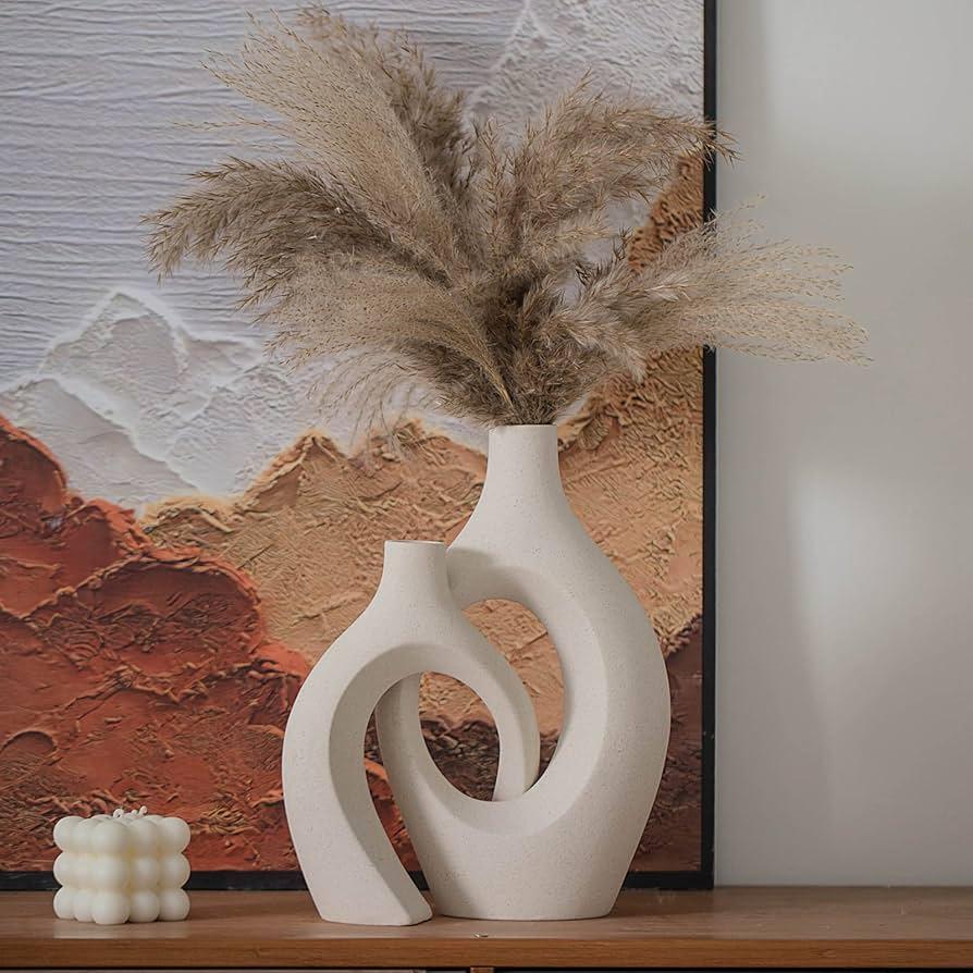 Decorative vases add a touch‍ of elegance to your ‌contemporary⁢ living room