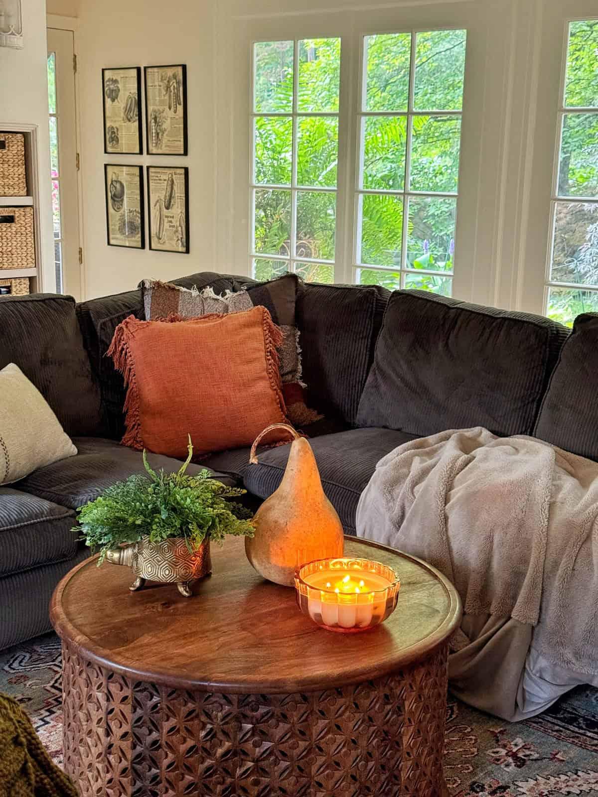 Create‌ a cozy reading ‍nook with a natural ⁤fiber chair in​ your Earthy Living Room