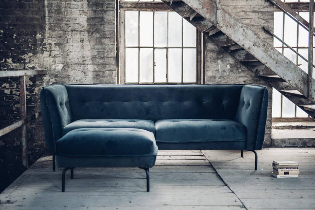 Incorporate a statement blue sofa for ⁣a bold focal point