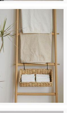 A repurposed‍ ladder displays towels ​in your ⁤boho bathroom