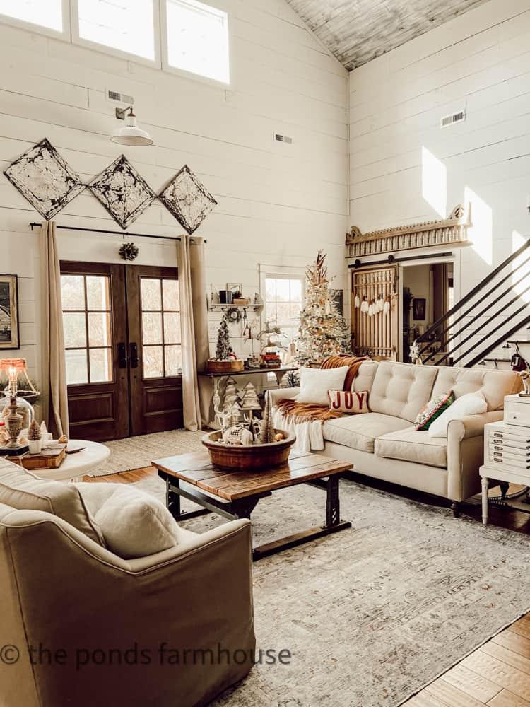 Farmhouse Chic: Warmth and⁣ comfort define this living room aesthetic