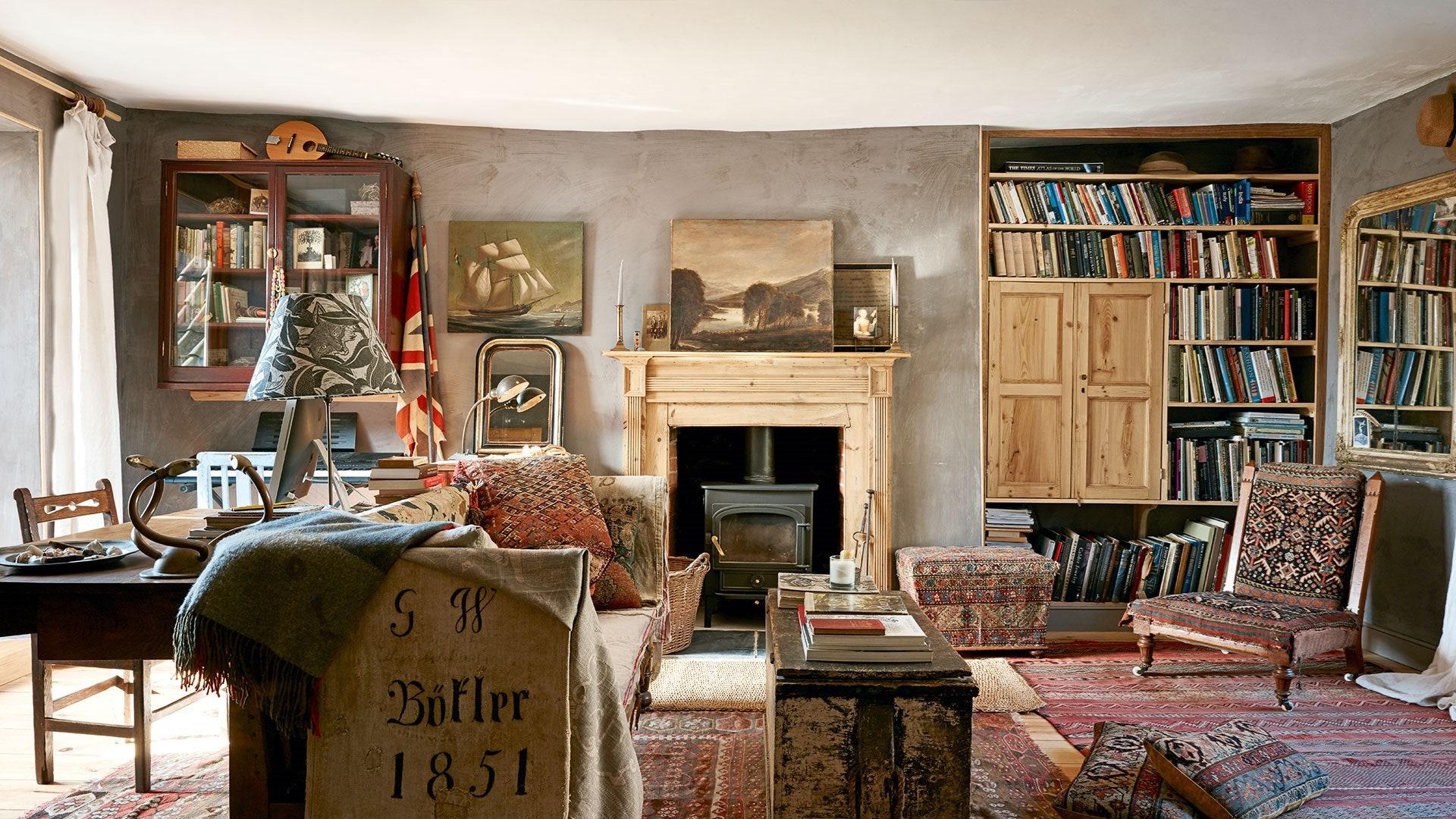 Incorporate⁢ antique furniture pieces to add⁤ depth to your ⁢Vintage⁤ Living Room