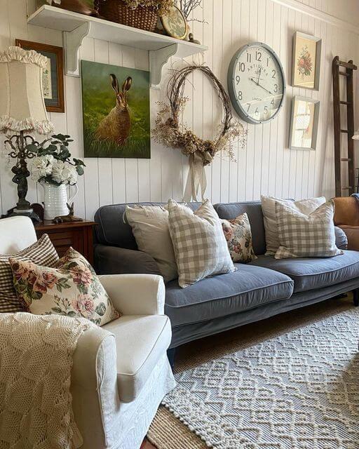 Cozy Cottage: Embrace rustic charm in your living room ⁣sanctuary