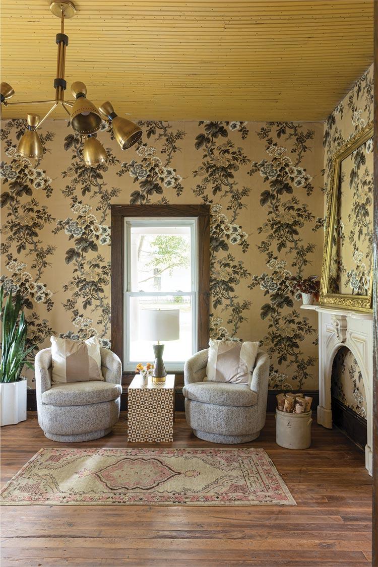 Vintage-inspired wallpaper invites timeless‍ elegance to your vintage living ‌room