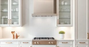 25 Stunning Ideas for Luxury Kitchens Featuring Elegant Glass-Front Cabinets