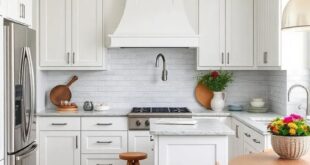 29 Coastal Kitchens Embracing White Cabinetry: Bright Ideas for Your Coastal Retreat
